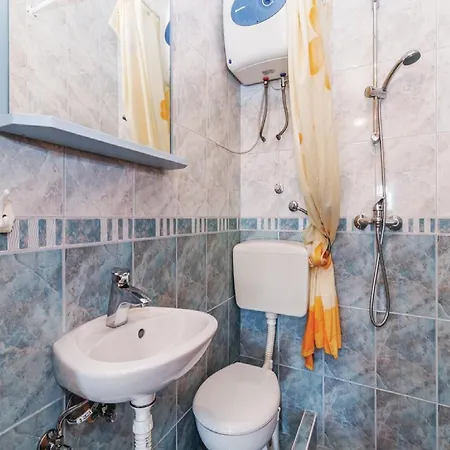 Hak - One Bedroom With Balcony Apartment Vir